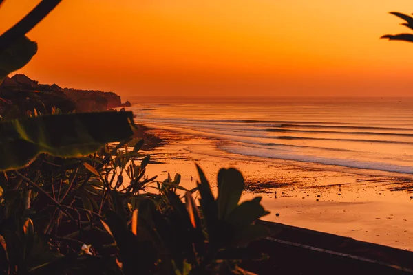 Warme zonsondergang of zonsopgang met ideale oceaan golven op Bali, Impossibl — Stockfoto