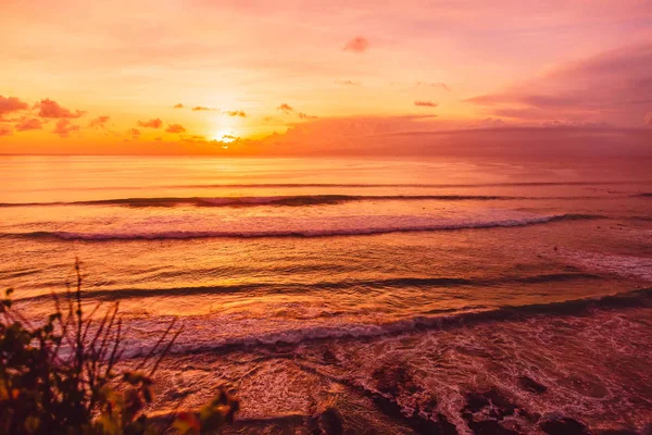 Océan avec vagues pour le surf et coucher de soleil lumineux . — Photo