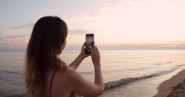 Sportowa Atrakcyjna Kobieta Stojąca Telefonem Fotografująca Zachód Słońca Lub Wschód — Wideo stockowe