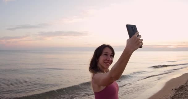 Sportowa Atrakcyjna Kobieta Stojąca Telefonem Fotografująca Zachód Słońca Lub Wschód — Wideo stockowe
