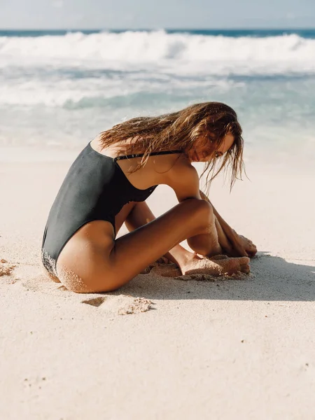 Atrakcyjna Młoda Kobieta Seksowna Modelka Bikini Tropikalnej Plaży — Zdjęcie stockowe