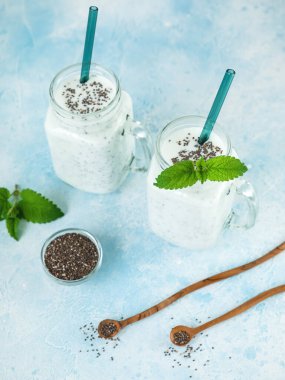 Sağlıklı diyet yoğurt veya chia tohumlu smoothie, vejetaryen gıda ve sağlık konsepti