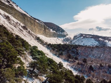 Kışın karlı kanyon, güneş ışığı, hava aracı manzaralı