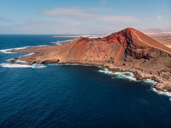 スペインのランサローテ島のラ サンタ付近に青い海の火山噴火口 空中風景 — ストック写真