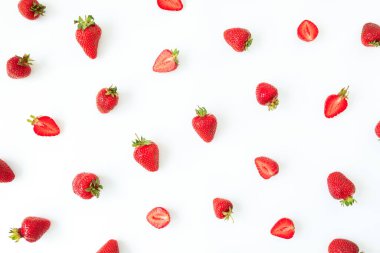 Beyaz arka planda çilek deseni var. Düz yatıyordu. Üst Manzara. Yaz tatlı meyveleri