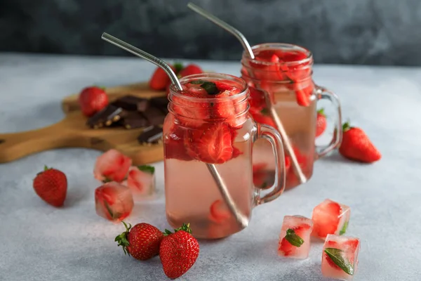 Φράουλα Ποτό Μούρα Και Ξύλινη Σανίδα Σοκολάτα Διαιτητικά Ποτά Και — Φωτογραφία Αρχείου