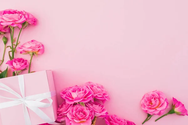 분홍색 장미의 꽃무늬와 분홍색 배경에 상자가 위에서 내려다 — 스톡 사진