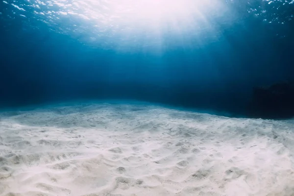 ハワイの白い砂の底と水中の太陽光線で深海の青い海 — ストック写真