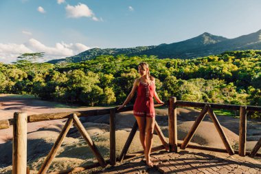Mauritius Adası Chamarel Ulusal Parkı 'ndaki Yedi Renkli Dünya' da çekici bir kadın.