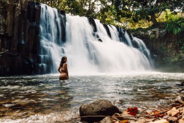 Rochester Falls ve bikinili kadın. Mauritius 'ta inanılmaz şelale şelalesi