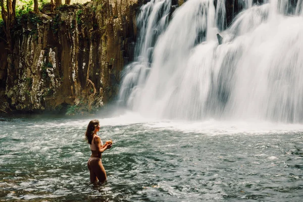 Rochester Falls Žena Bikinách Úžasný Kaskádový Vodopád Mauriciu — Stock fotografie