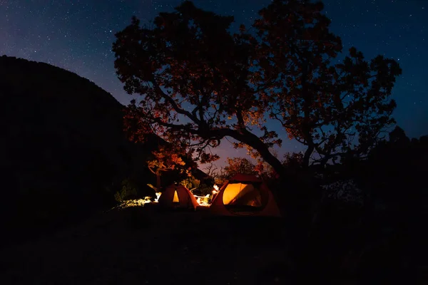 Céu Estrela Noite Viajantes Com Fogueira Tendas — Fotografia de Stock