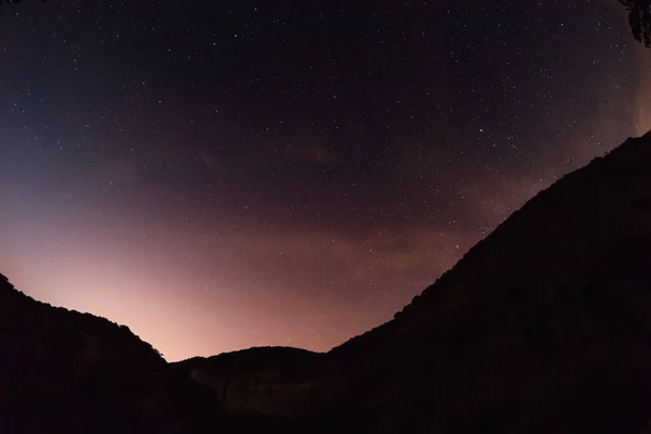 Cielo Estrellado Nocturno Con Montañas Árboles —  Fotos de Stock