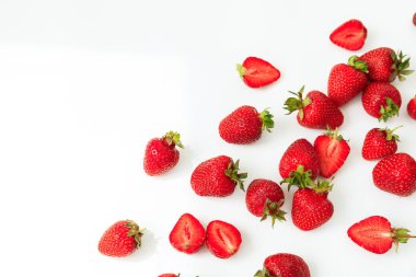 Beyaz arka planda çilek. Düz yatıyordu. Üst Manzara. Yaz tatlı meyveleri