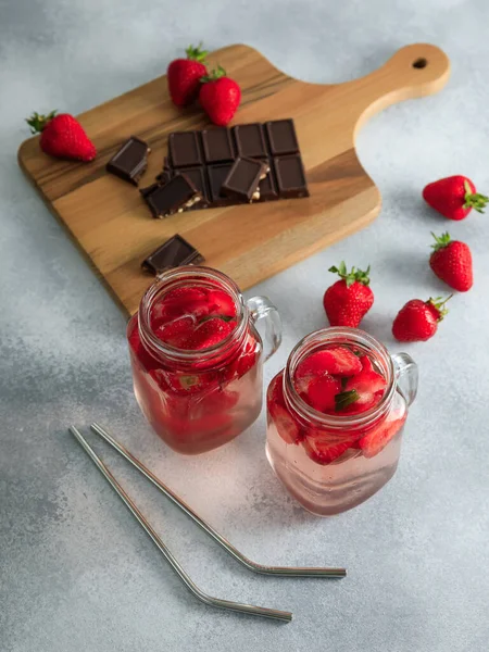 Bevande Alla Fragola Con Bacche Asse Legno Con Cioccolato Fondente — Foto Stock