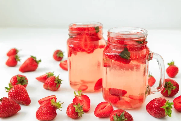 딸기는 딸기와 마십니다 식음료와 — 스톡 사진