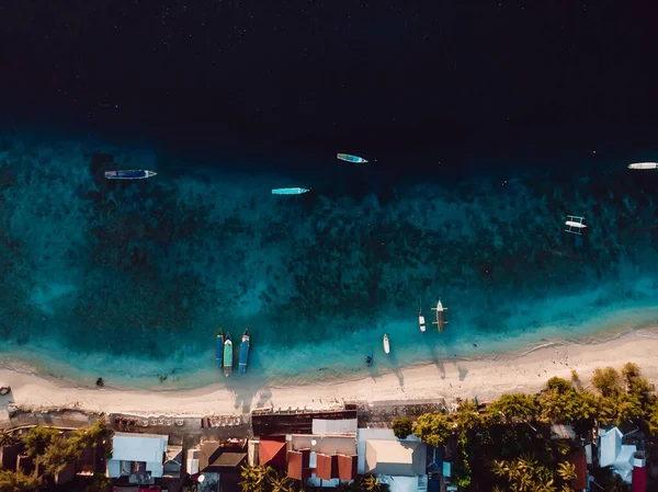 Τροπικό Νησί Αμμώδη Παραλία Βάρκες Και Τυρκουάζ Κρυστάλλινο Ωκεανό Εναέρια — Φωτογραφία Αρχείου