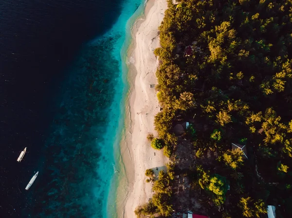Tropický Ostrov Písečnou Pláží Čluny Tyrkysovým Křišťálovým Oceánem Letecký Výhled — Stock fotografie