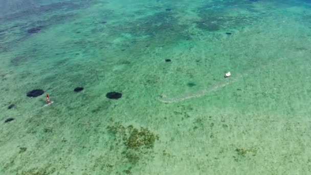在毛里求斯岛天堂的热带蓝海中的小猫和风帆 空中景观 — 图库视频影像