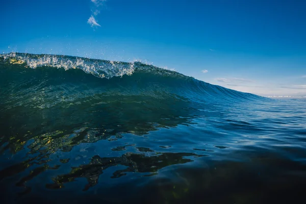 Onda Barril Océano Con Tonos Salida Del Sol Playa Fondo — Foto de Stock