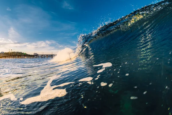 Onda Botte Oceano Con Toni Dell Alba Spiaggia Sullo Sfondo — Foto Stock