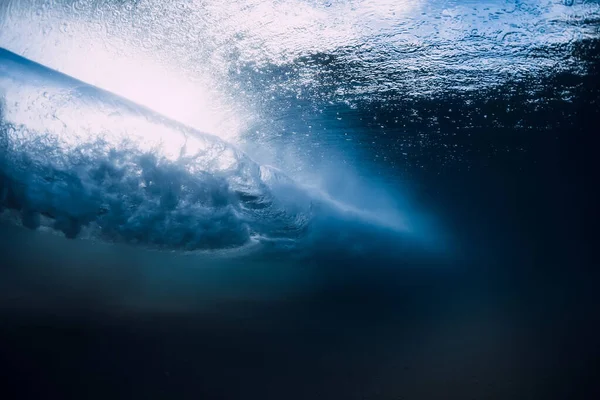 在水下有涡旋的海浪 水下海水 — 图库照片