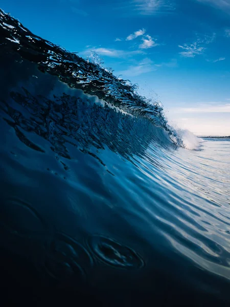 Okyanusta Mavi Varil Dalgası Deniz Dalgası Kırılıyor — Stok fotoğraf