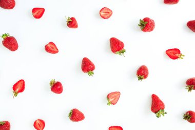 Beyaz arka planda taze çilek deseni. Düz yatıyordu. Üst Manzara. Yaz tatlı meyveleri