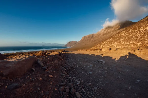 Famara Pláž Špinavou Cestou Horami Lanzarote Kanárské Ostrovy — Stock fotografie