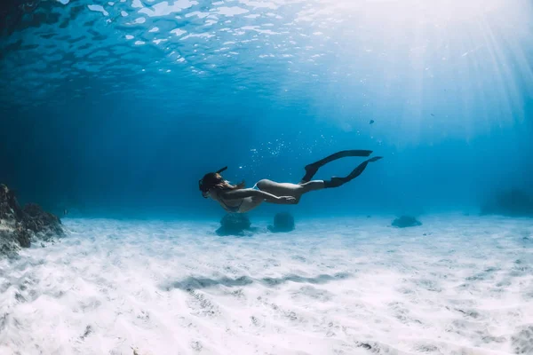 Αθλητική Γυναίκα Freediver Πτερύγια Γλιστρά Πάνω Από Αμμώδη Πυθμένα Κοντά — Φωτογραφία Αρχείου
