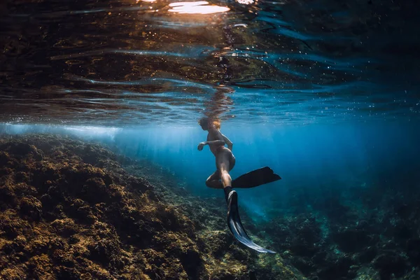Mulher Desportiva Livre Com Barbatanas Desliza Debaixo Água Oceano — Fotografia de Stock