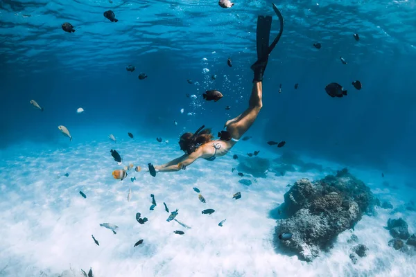 지느러미를 잠수부젊은 여자가 대양에서 물고기와 바닥을 — 스톡 사진