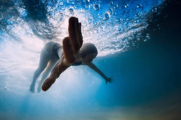 Mujer Bucear Sin Tabla Surf Bajo Ola Del Océano Buceo — Foto de Stock