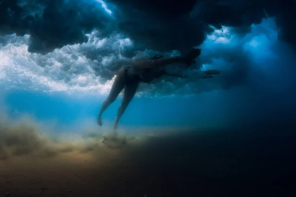 Donna Tuffarsi Senza Tavola Surf Sotto Onda Dell Oceano Immersione — Foto Stock