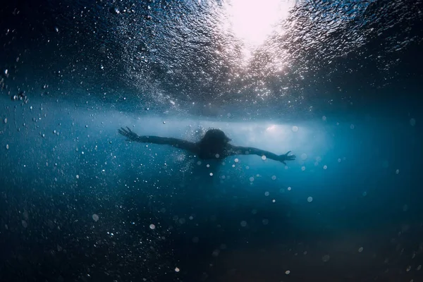 Mergulho Mulher Sem Prancha Sob Onda Oceânica Pato Subaquático Mergulhar — Fotografia de Stock