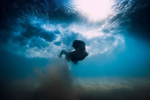 Γυναίκα Βουτιά Χωρίς Ιστιοσανίδα Κάτω Από Κύμα Του Ωκεανού Υποβρύχια — Φωτογραφία Αρχείου