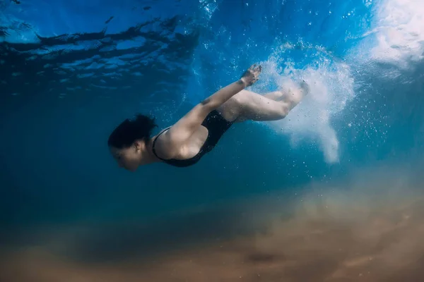 Mergulho Mulher Sem Prancha Sob Onda Oceânica Pato Subaquático Mergulhar — Fotografia de Stock