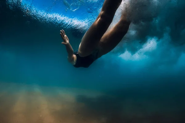 女人没有冲浪板就在海浪下潜水 在波浪和沙底下潜水的鸭鸭 — 图库照片