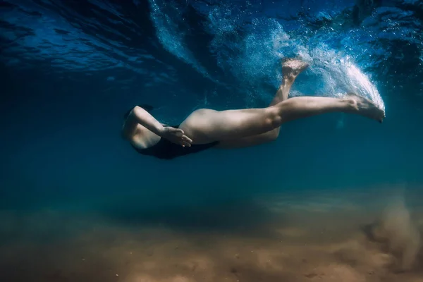 Een Vrouw Duikt Zonder Surfplank Onder Oceaangolf Onderwater Eendenduik Onder — Stockfoto
