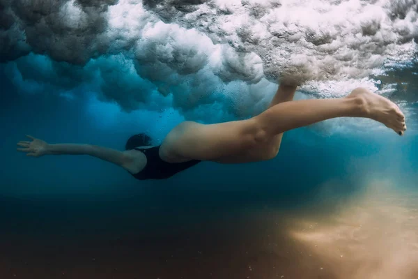 Donna Tuffarsi Senza Tavola Surf Sotto Onda Dell Oceano Immersione — Foto Stock