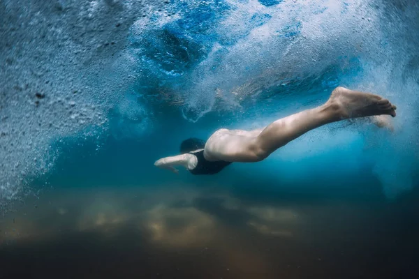 Жінка Пірнає Дошки Серфінгу Під Океанською Хвилею Підводна Качка Пірнає — стокове фото