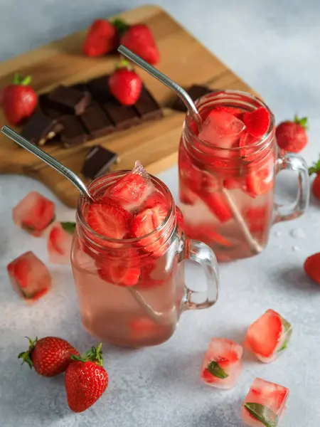 Erdbeergetränk Mit Beeren Und Holzbrett Mit Schokolade — Stockfoto