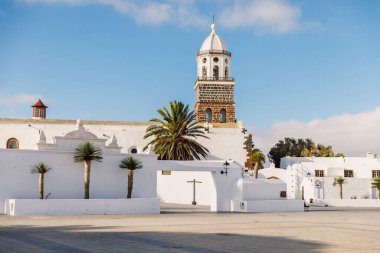 Lanzarote, İspanya - 4 Nisan 2020. Teguise şehrinin eski mimarisi. Iglesia de Nuestra Kilisesi Senyora de Guadalupe ve avuç içleri
