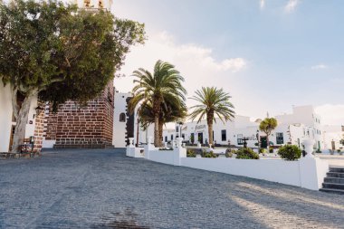 Lanzarote, İspanya - 4 Nisan 2020. Teguise şehrinin eski mimarisi. Iglesia de Nuestra Kilisesi Senyora de Guadalupe ve avuç içleri