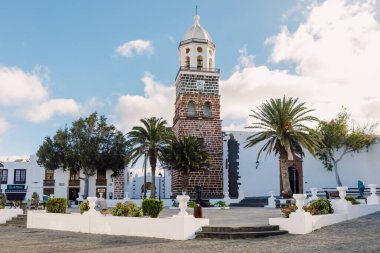 Lanzarote, İspanya - 4 Nisan 2020. Teguise şehrinin eski mimarisi. Iglesia de Nuestra Kilisesi Senyora de Guadalupe ve avuç içleri