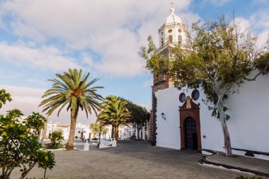 Lanzarote, İspanya - 4 Nisan 2020. Teguise şehrinin eski mimarisi. Iglesia de Nuestra Kilisesi Senyora de Guadalupe ve avuç içleri