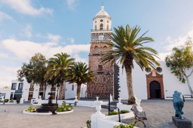 Lanzarote, İspanya - 4 Nisan 2020. Teguise şehrinin eski mimarisi. Iglesia de Nuestra Kilisesi Senyora de Guadalupe ve avuç içleri