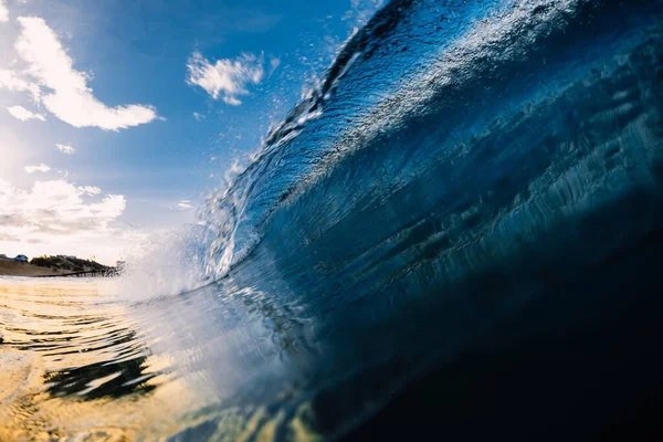 Sıcak Tonlarla Plajla Okyanusta Dalgalar Çarpıyor — Stok fotoğraf
