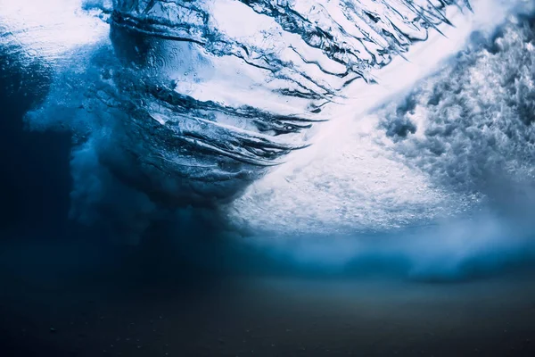 海底波浪在海洋中碰撞 透明的水下海水 — 图库照片