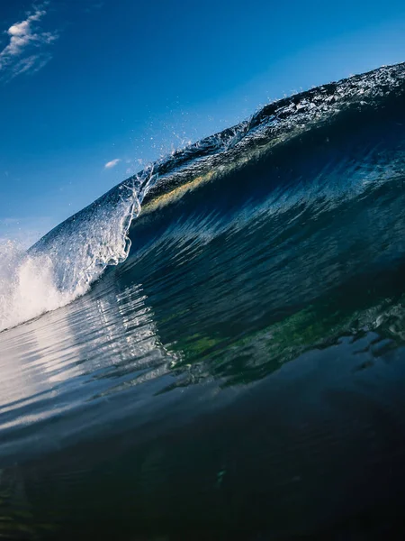 Onda Vítrea Azul Céu Onda Mar Bater — Fotografia de Stock